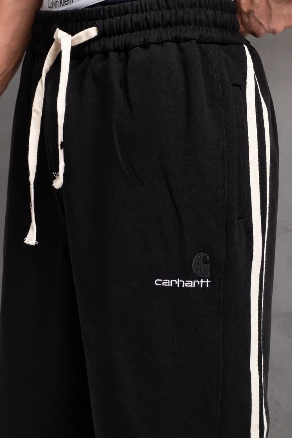 اسلش بگ کارهارت (carhartt) مشکی — تصویر ۲