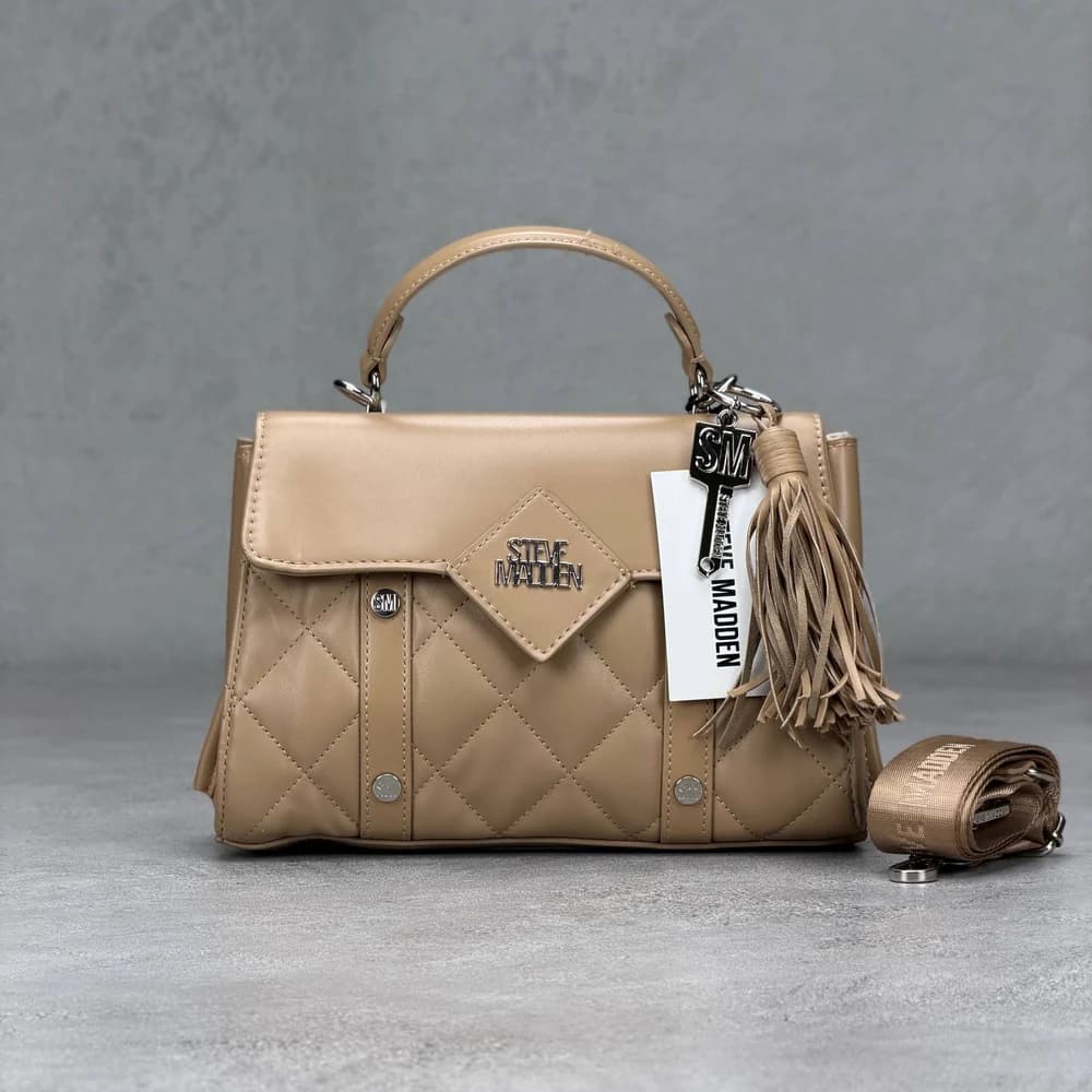 کیف دستی و دوشی اورجینال برند استیو مدن (Steve Madden) | بند یکطرفه برزنتی و جدا شدنی با چارم بگ منگوله و کلید فلزی — تصویر ۲