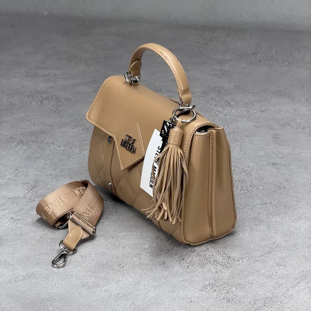 کیف دستی و دوشی اورجینال برند استیو مدن (Steve Madden) | بند یکطرفه برزنتی و جدا شدنی با چارم بگ منگوله و کلید فلزی — تصویر ۳