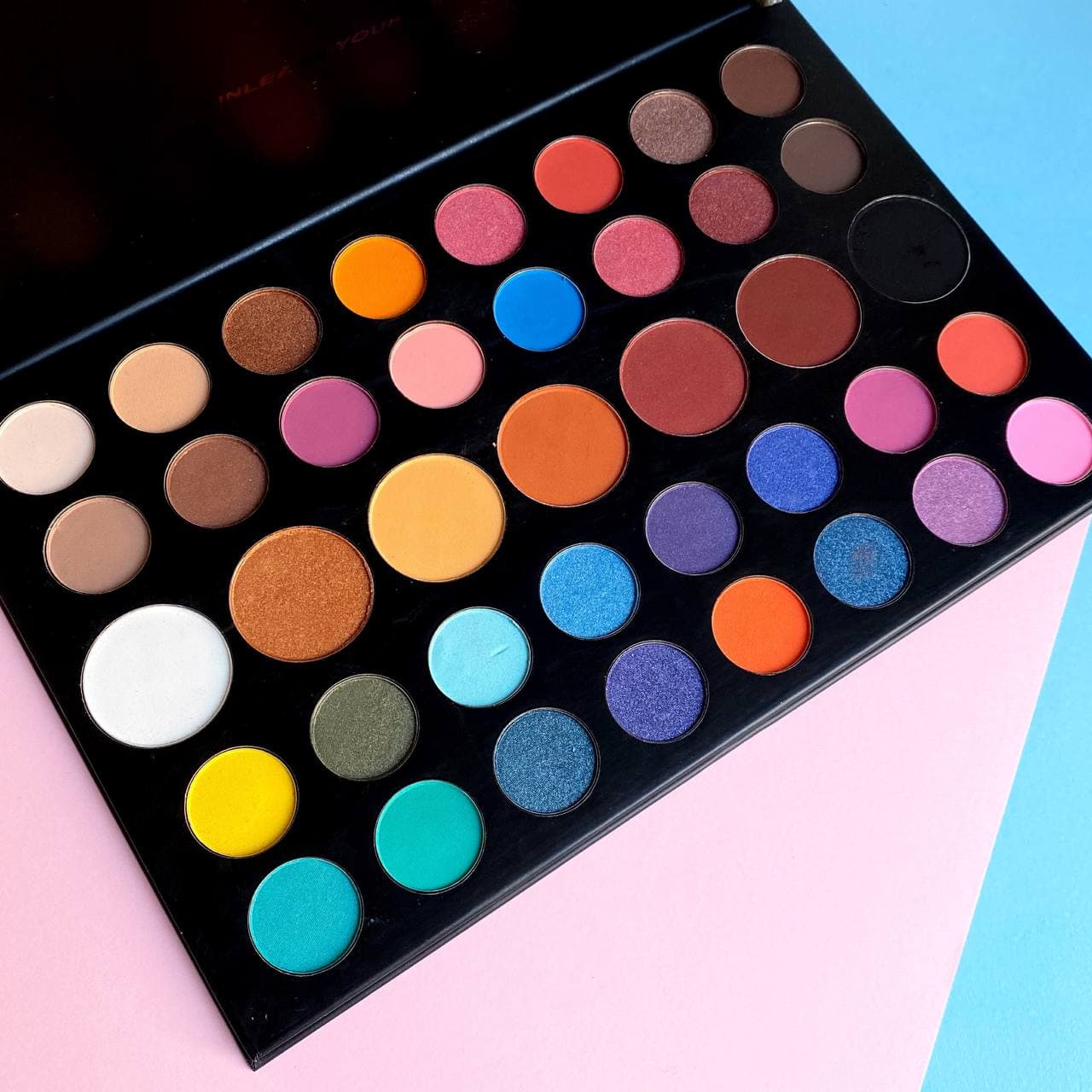 سایه چشم 39 رنگ مورف مدل James Charles