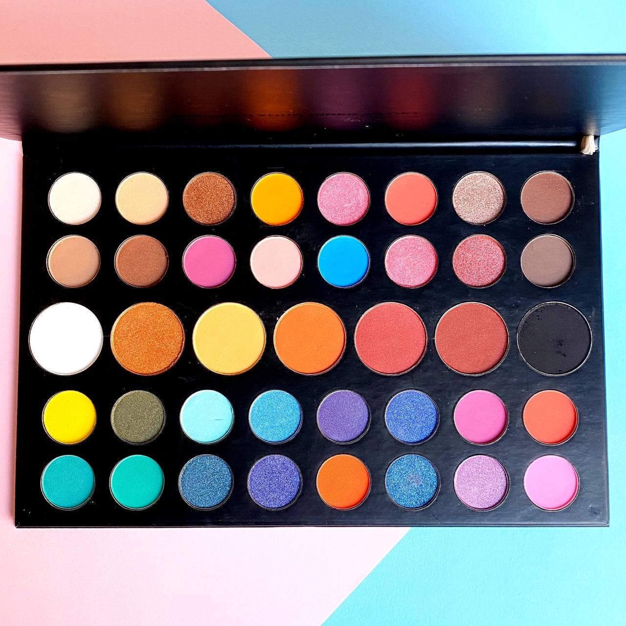 سایه چشم 39 رنگ مورف مدل James Charles — تصویر ۳