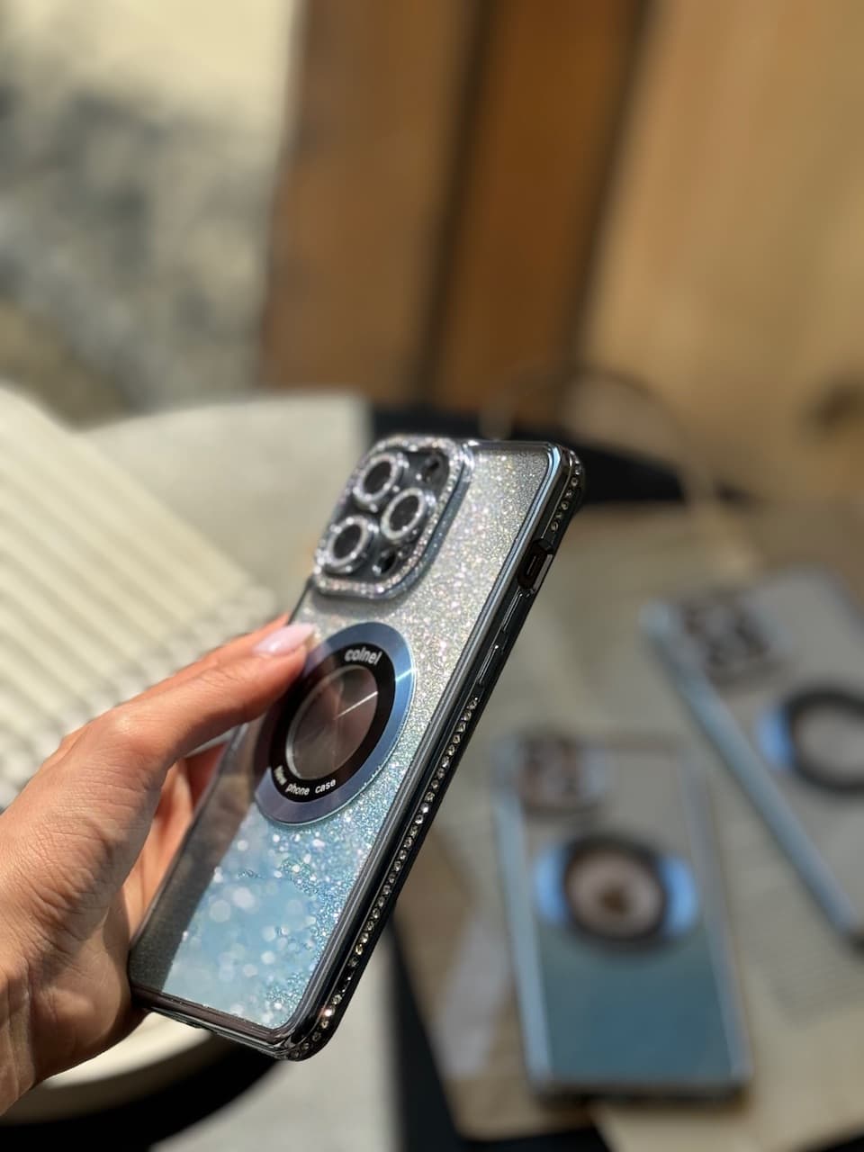 قاب آیفون شاین اکلیلی دور نگین مگسیف دار آبی — تصویر ۳