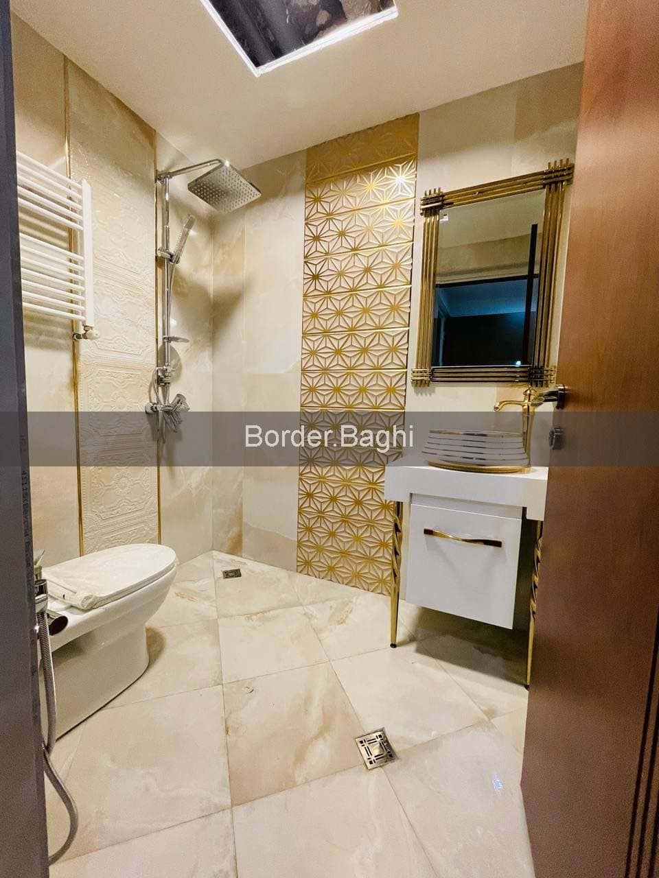 کابین روشویی مدل بردر سفید طلایی — تصویر ۴