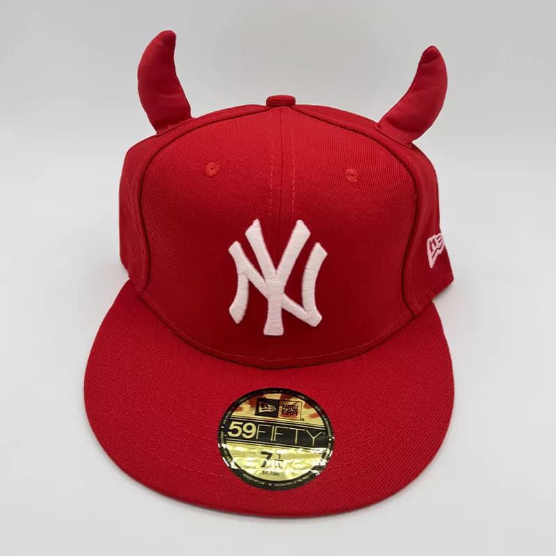 کلاه فیت بک Ny شاخ دار قرمز