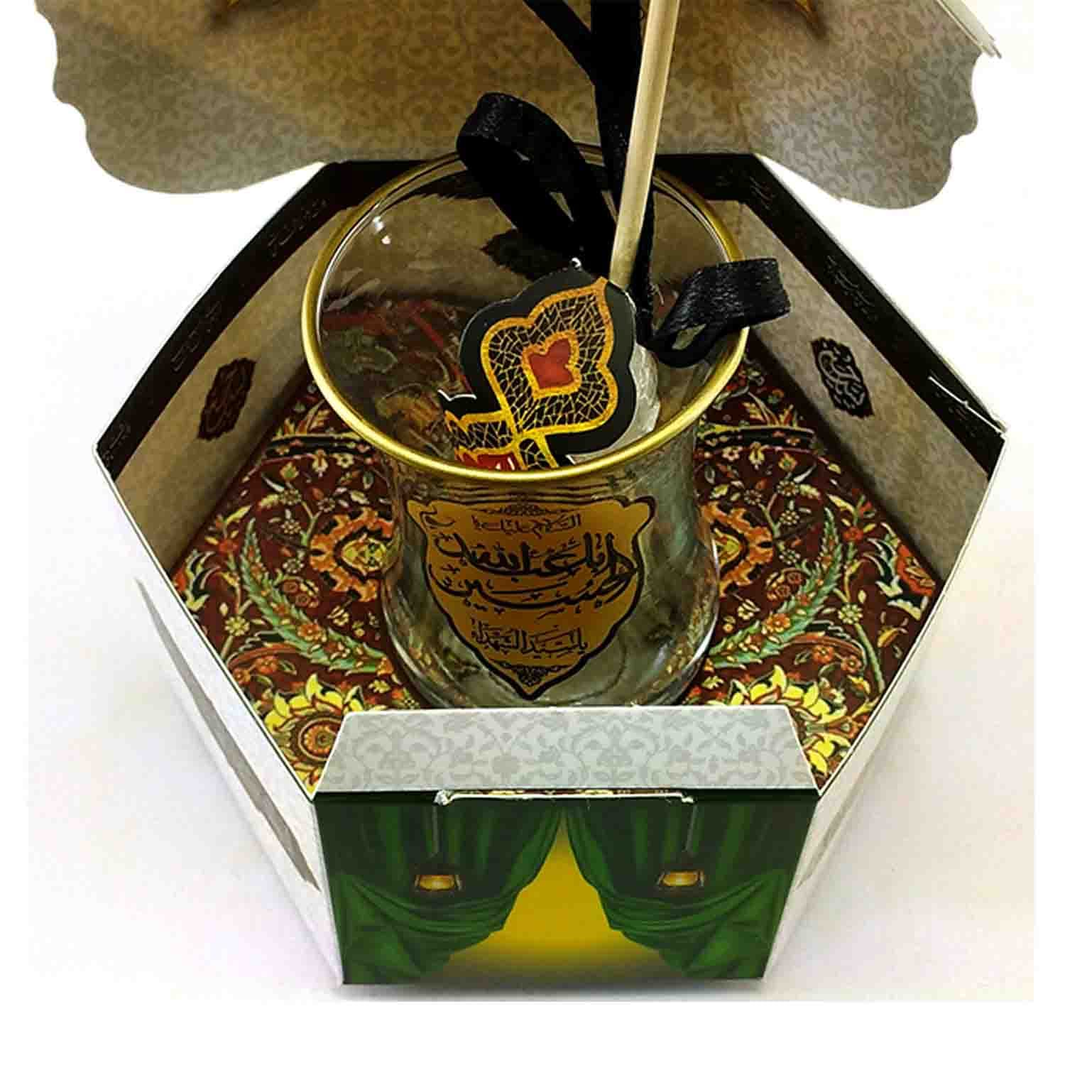 بسته هدیه خیمه شامل یک عدد استکان و نعلبکی کمرباریک السلام علیک یا اباعبدالله الحسین ع طرح تذهیب کد 103742 — تصویر ۲
