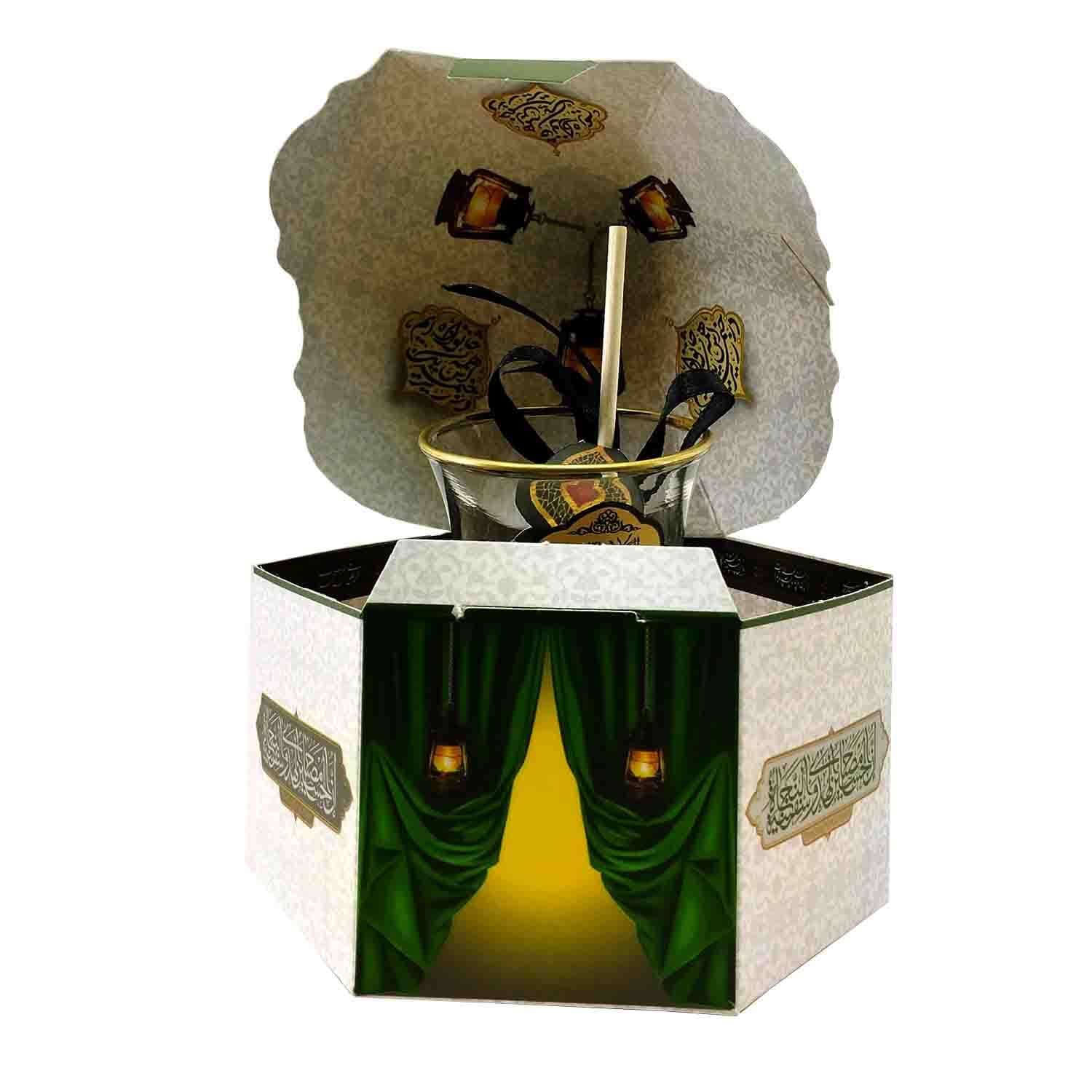 بسته هدیه خیمه شامل یک عدد استکان و نعلبکی کمرباریک السلام علیک یا اباعبدالله الحسین ع طرح تذهیب کد 103742 — تصویر ۳