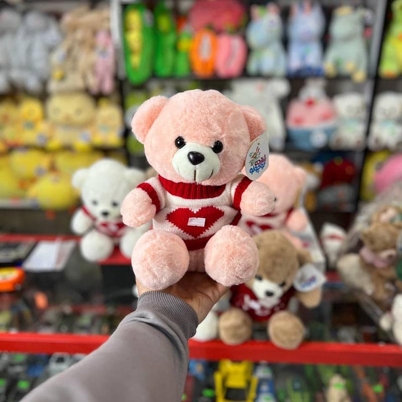 عروسک خرس نشسته لباس بافت — تصویر ۲