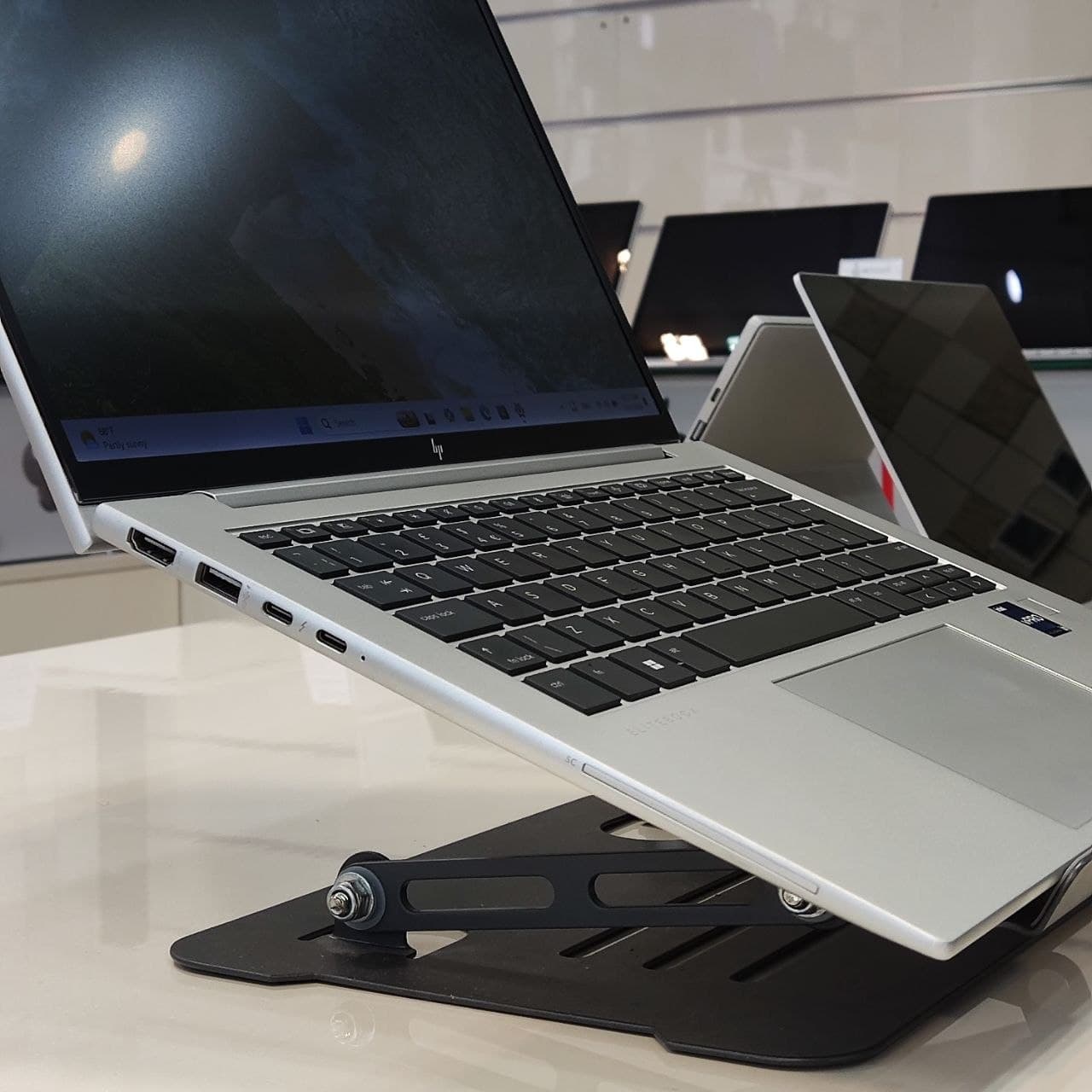 core i7 – 1370P / RAM 8G DDR5 / SSD 256G / VGA intel / 14 inch FHD / لپتاپ HP Elitebook 1040 G10 — تصویر ۲