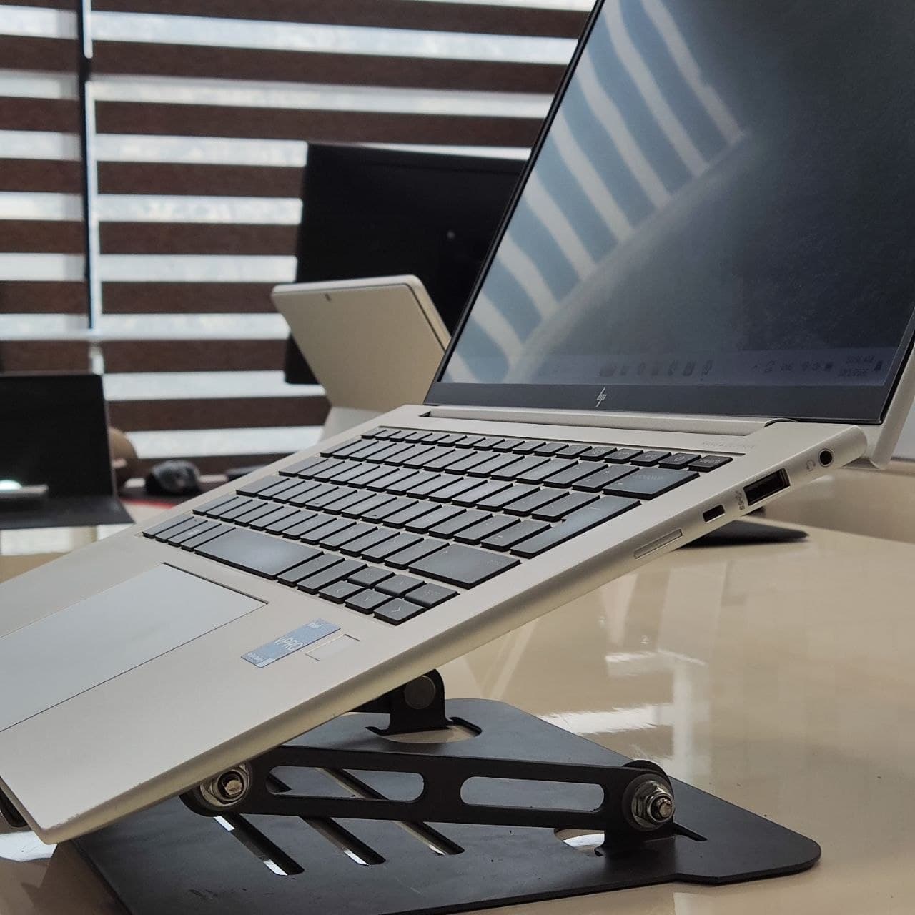 core i7 – 1370P / RAM 8G DDR5 / SSD 256G / VGA intel / 14 inch FHD / لپتاپ HP Elitebook 1040 G10 — تصویر ۳