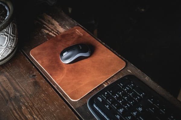 موس پد چرم طبیعی مدل Mousepad 27 | سیلوا چرم — تصویر ۳