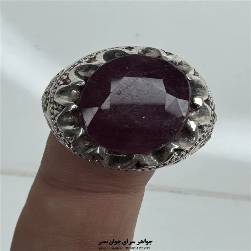 انگشتر یاقوت سرخ دانهاناری با مخراج زبرجد و رکاب نقره ۹۲۵