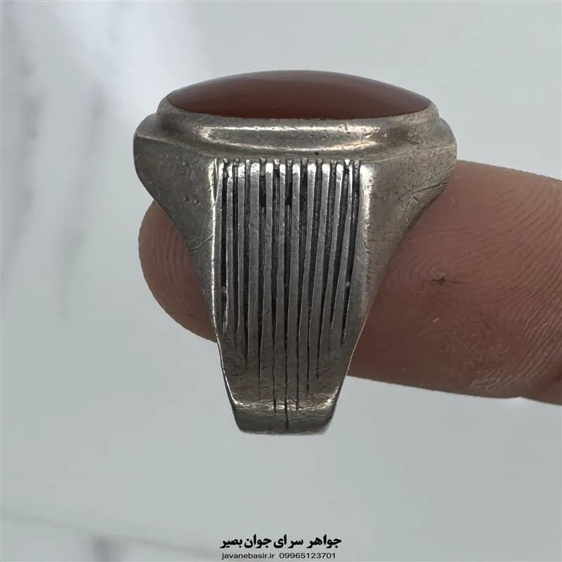انگشتر عقیق سرخ یمنی با نقش سلیمانی و رکاب نقره دستساز — تصویر ۲
