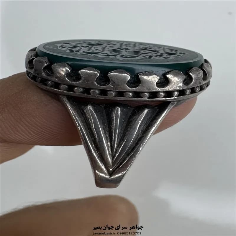 انگشتر عقیق سبز با حکاکی یا جواد الائمه و رکاب نقره ۹۲۵ — تصویر ۲