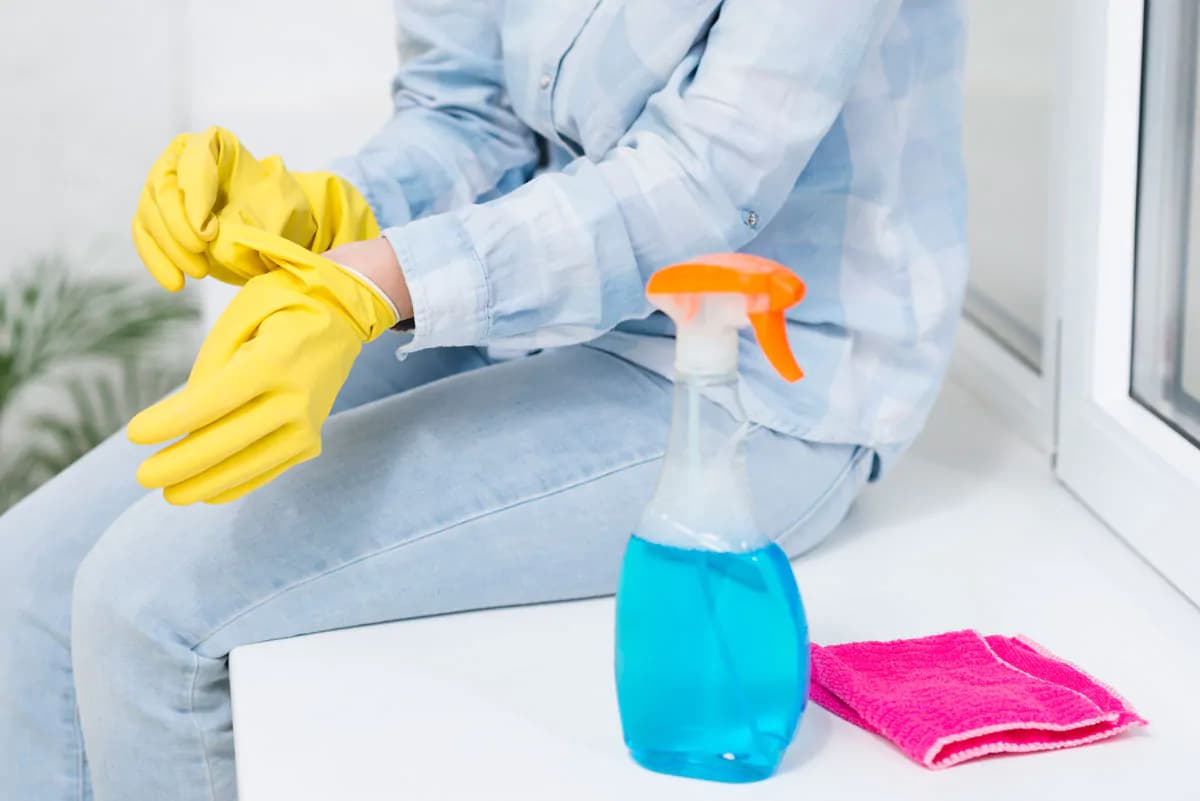 عکس استوک نظافتچی خانم با شیشه پاک کن