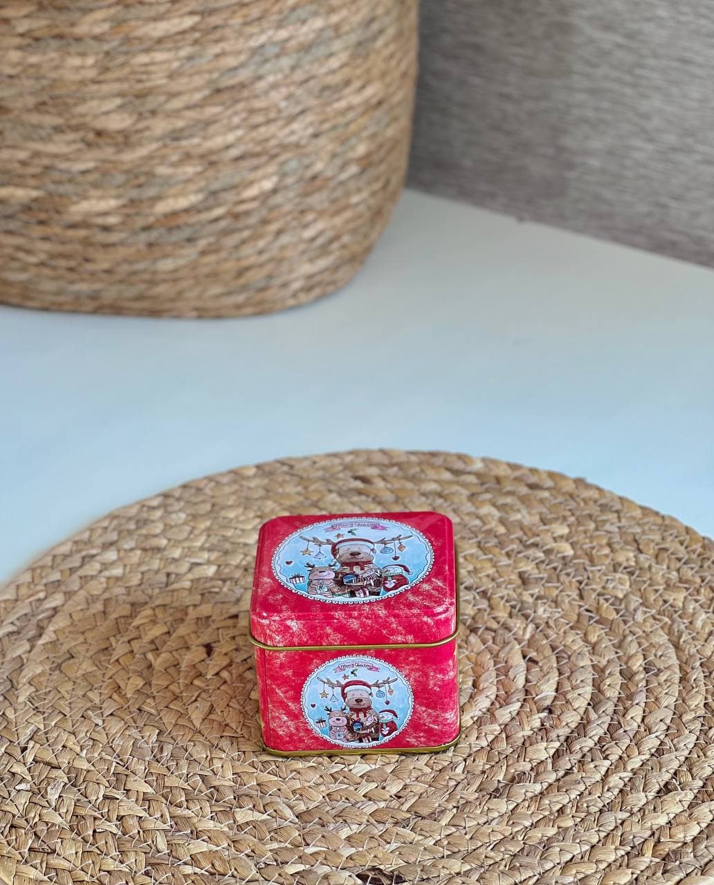 قوطی فلزی مربع طرح کریسمسی برجسته کد 18-413 — تصویر ۵