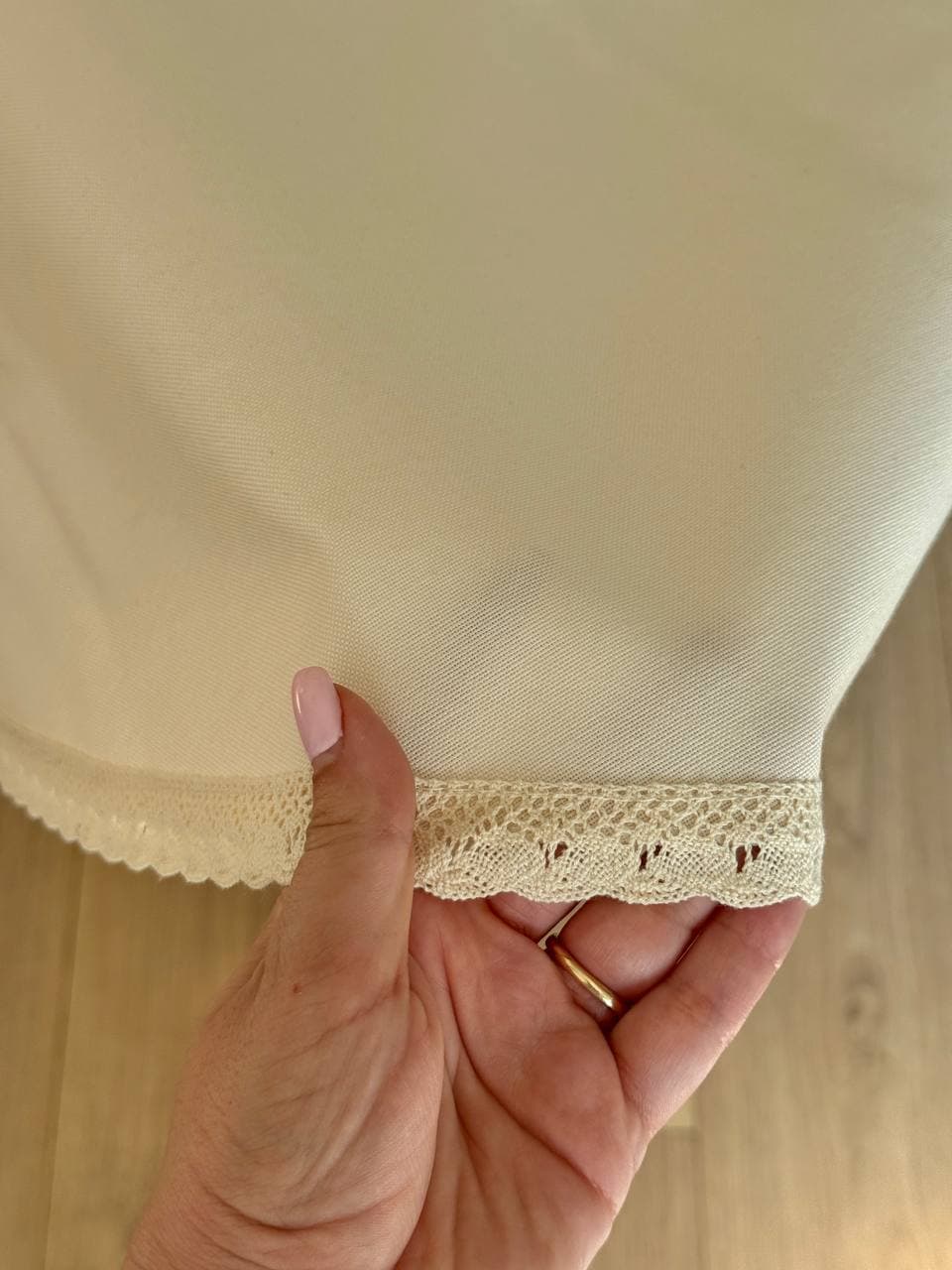 رومیزی گرد پارچه ای- داک مدل رنگ استخوانی — تصویر ۳