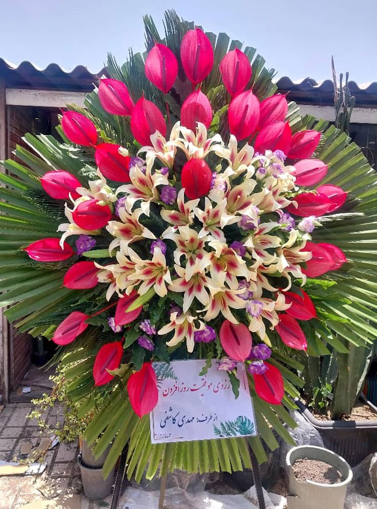 تاج گل یک طبقه حدود ۲ متر و برای مراسم سوگواری در فضاهای کوچکتر مناسب