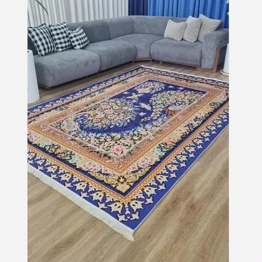 فرشینه | فرش چاپی برند حسن نیا چاپی مخمل طرح درباری آبی طلایی 016 (پس کرایه) — تصویر ۳