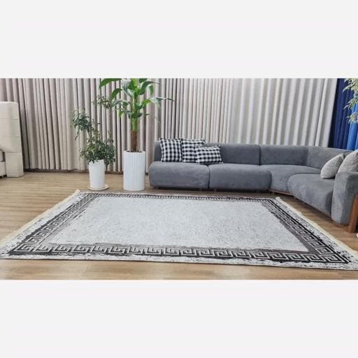 فرشینه | فرش چاپی برند حسن نیا چاپی مخمل مدرن ورساچه سفید مشکی h451 (پس کرایه) — تصویر ۷