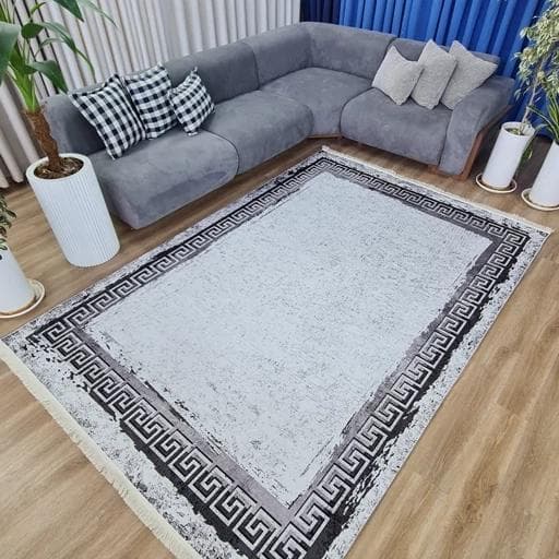 فرشینه | فرش چاپی برند حسن نیا چاپی مخمل مدرن ورساچه سفید مشکی h451 (پس کرایه)