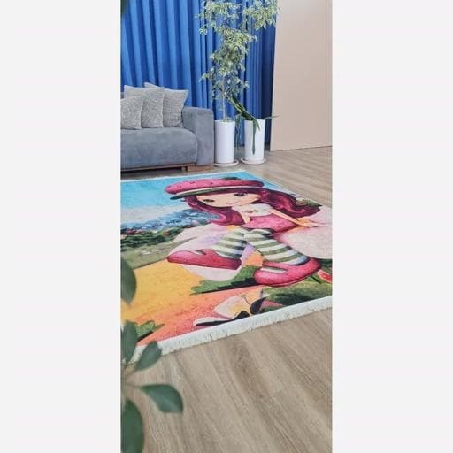 فرشینه | فرش چاپی برند حسن نیا کودک مخمل دختر توت فرنگی کد F 99 (پس کرایه) — تصویر ۷