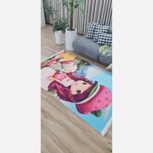 فرشینه | فرش چاپی برند حسن نیا کودک مخمل دختر توت فرنگی کد F 99 (پس کرایه) — تصویر ۲