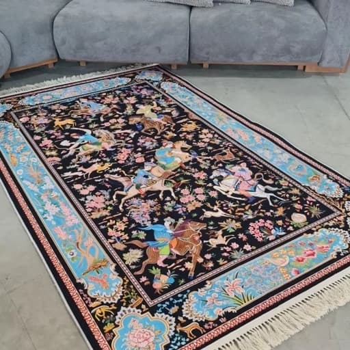 فرشینه | فرش چاپی برند حسن نیا چاپی مخمل طرح شکارگاه زمینه مشکی 05(پس کرایه)