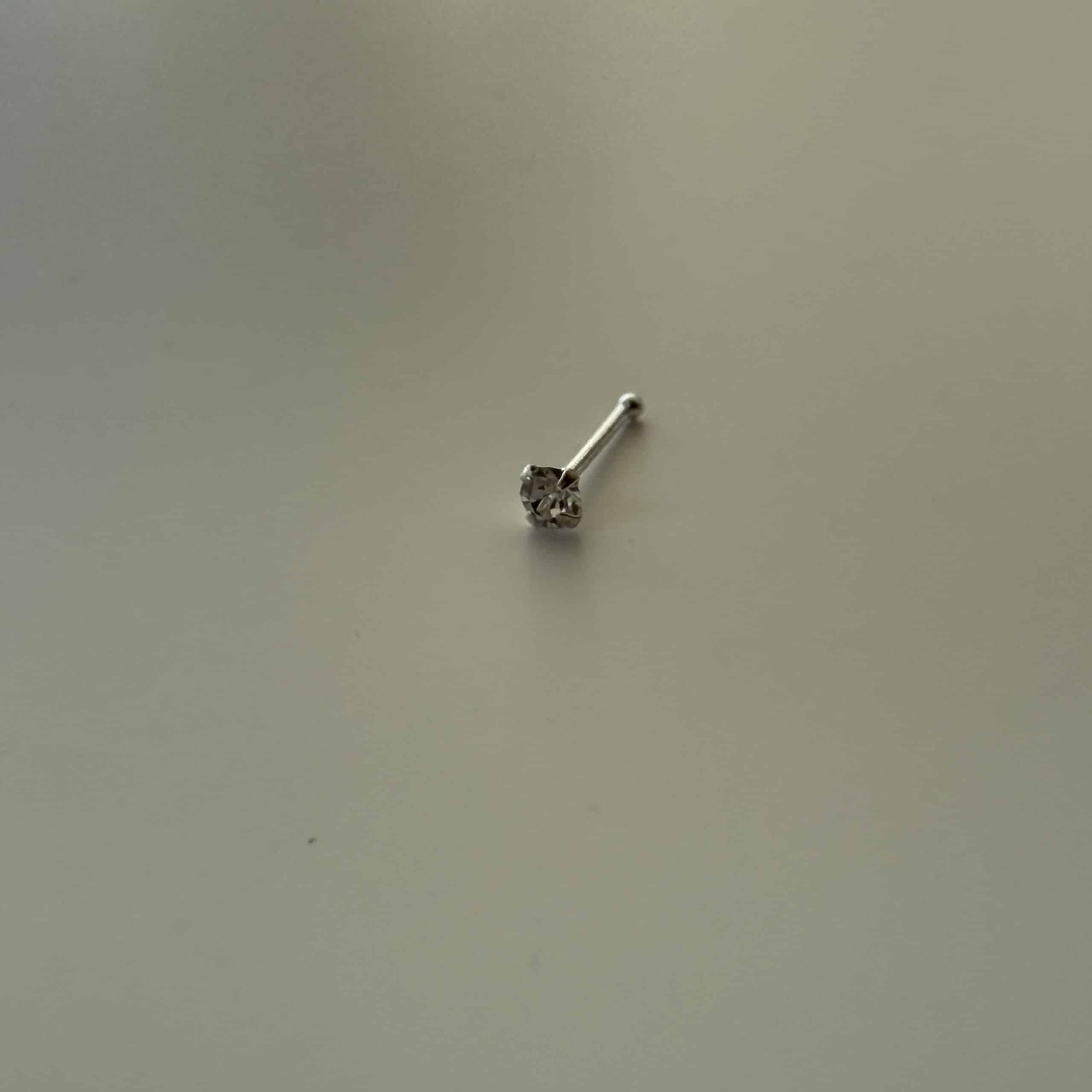 پیرسینگ بینی نقره تک نگین مینیاتوری 2mm
