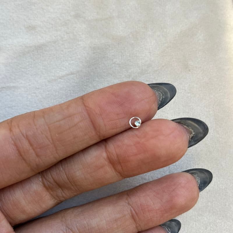 پیرسینگ بینی نقره تک نگین زحل — تصویر ۴