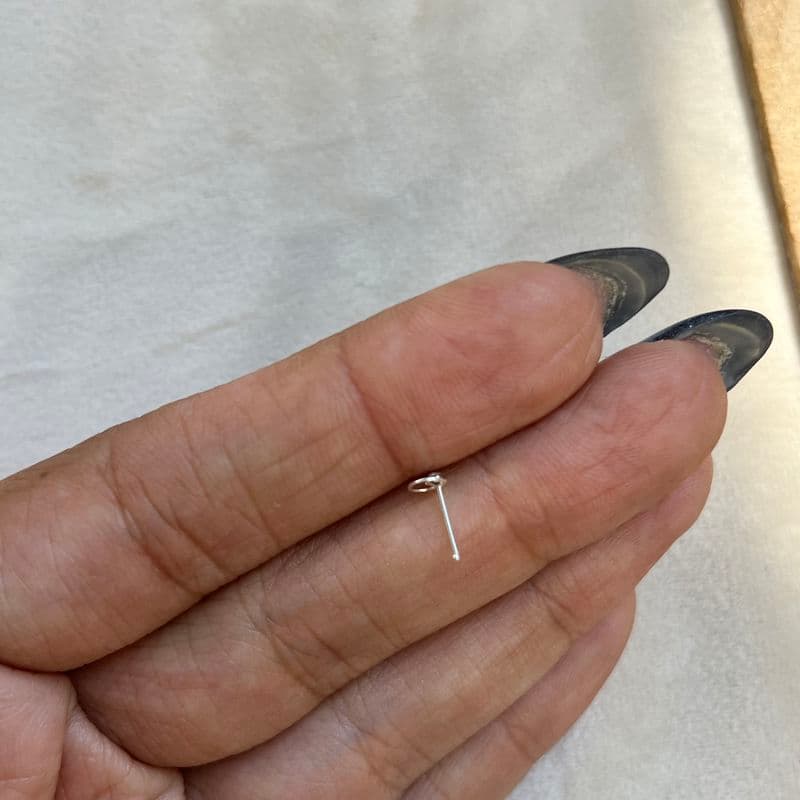 پیرسینگ بینی نقره تک نگین زحل — تصویر ۳