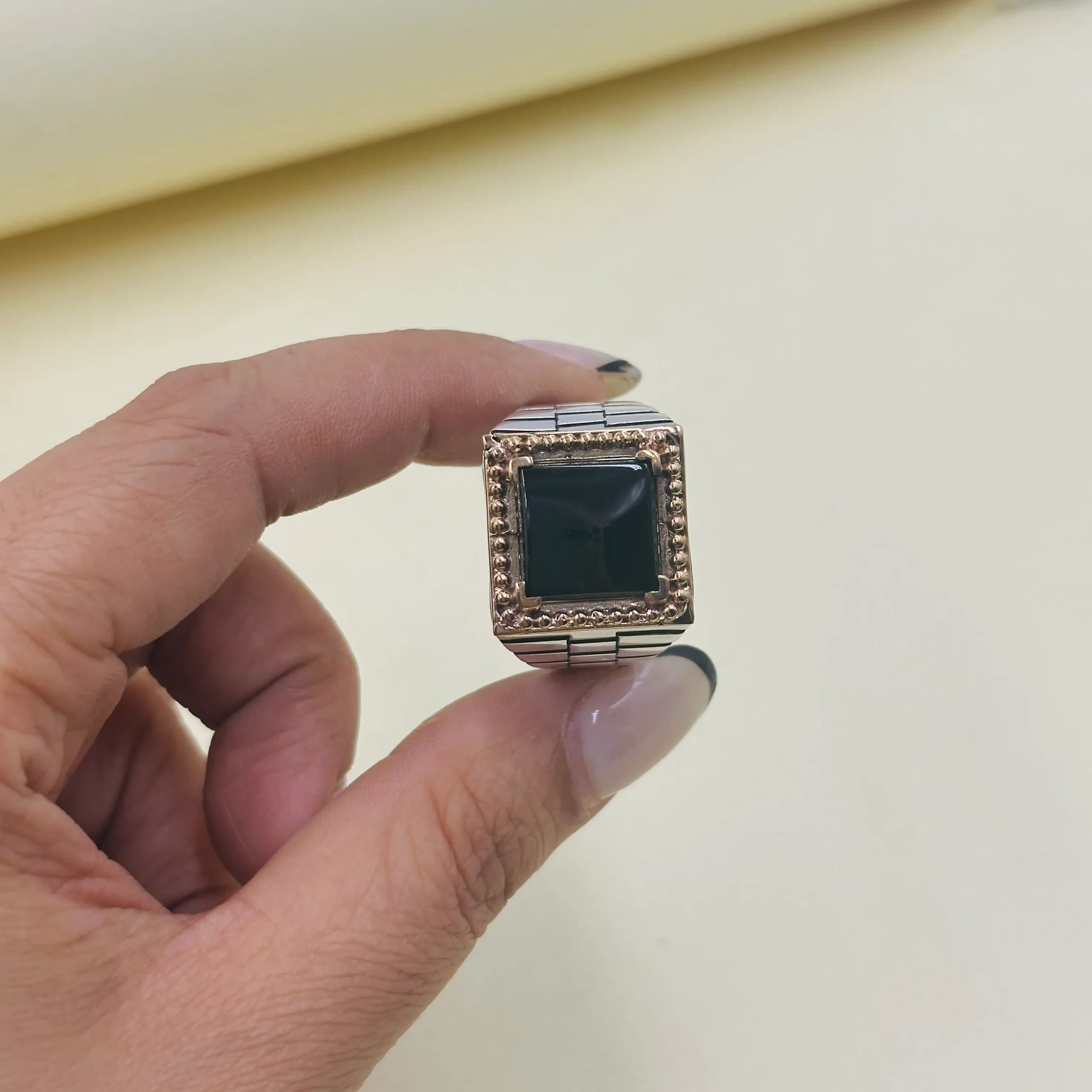 انگشتر نقره مردانه | سنگ مربع مشکی | رکاب رولکس کد SMA331 — تصویر ۲
