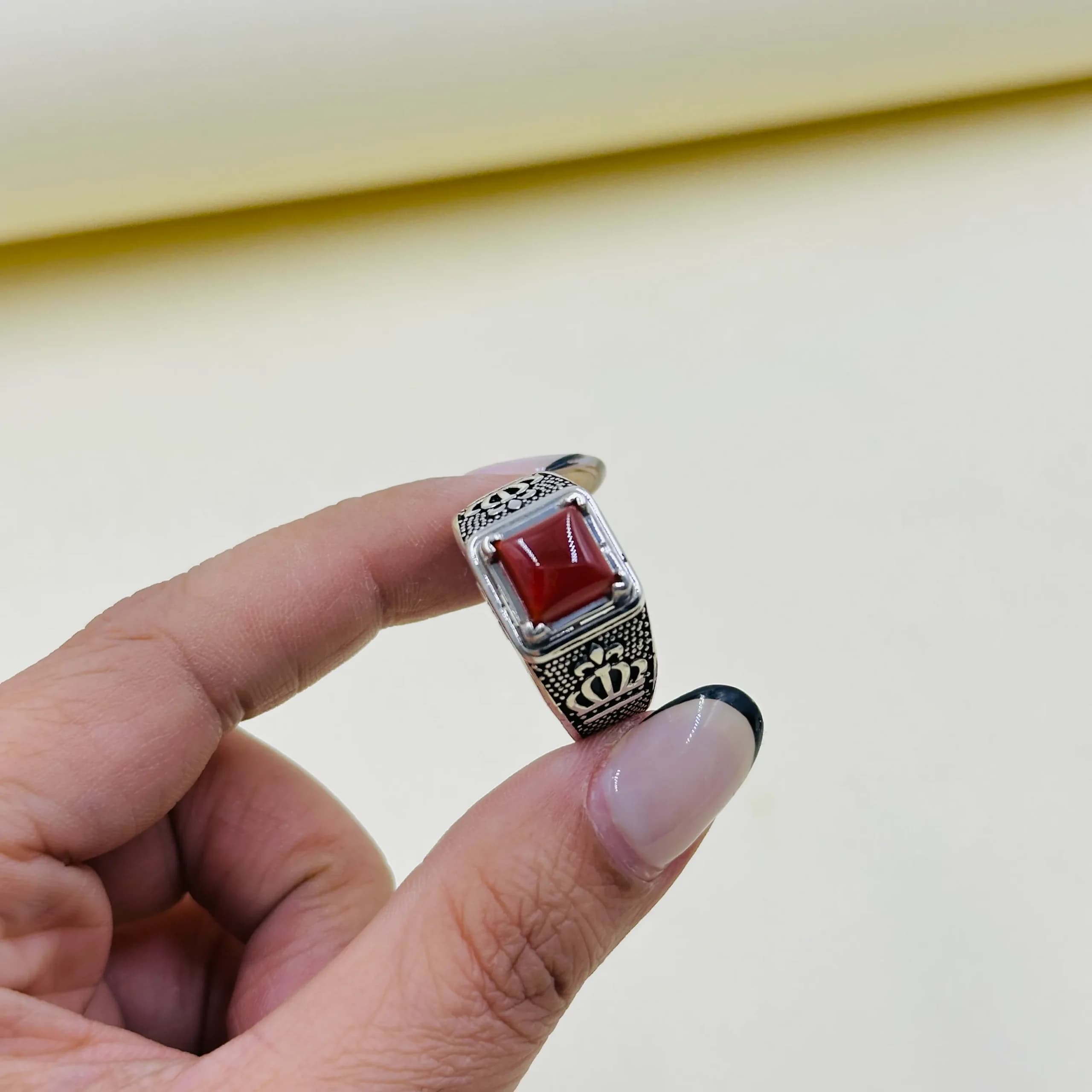 انگشتر نقره مردانه | سنگ عقیق مربع | رکاب تاج کد SMA322 — تصویر ۲