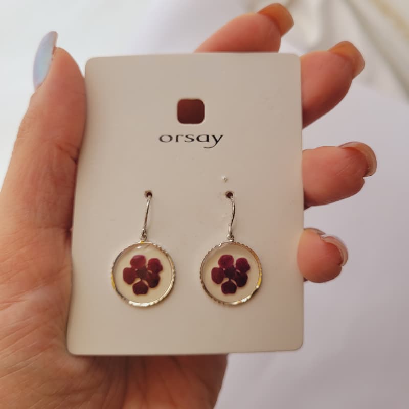 گوشواره حلقه ای رزینی طرح گل — تصویر ۳