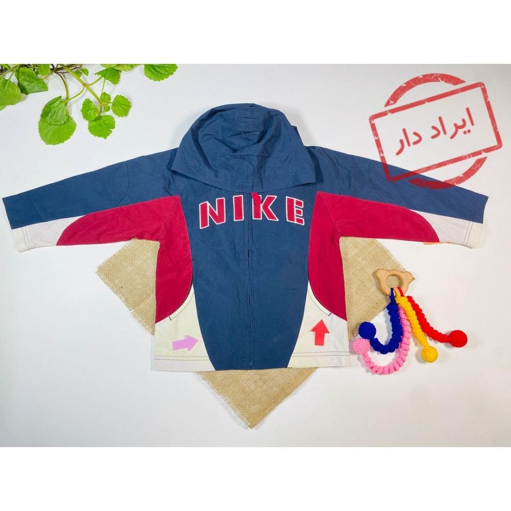 ایراد دار _ سویشرت آستین بلند طرح نایک نوشته جلو زیپی کلاه دار طوسی رنگ – 3 سال