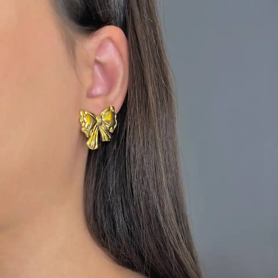 گوشواره زنانه مینیمال طرح پاپیون رنگ طلایی مناسب روزمره و مهمانی آبکاری درجه یک نقره و رادیوم ضد حساسیت و رنگ ثابت کد ztk
