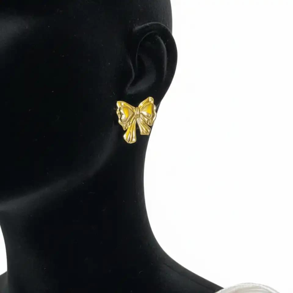 گوشواره زنانه مینیمال طرح پاپیون رنگ طلایی مناسب روزمره و مهمانی آبکاری درجه یک نقره و رادیوم ضد حساسیت و رنگ ثابت کد ztk — تصویر ۲
