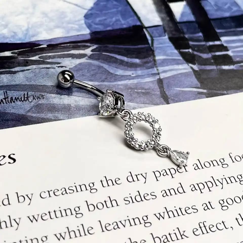 پیرسینگ ناف زنانه با آویز جواهری طرح دایره نگین کاری شده رنگ نقره ای آبکاری درجه یک نقره و رادیوم ضد حساسیت و رنگ ثابت کد ztk