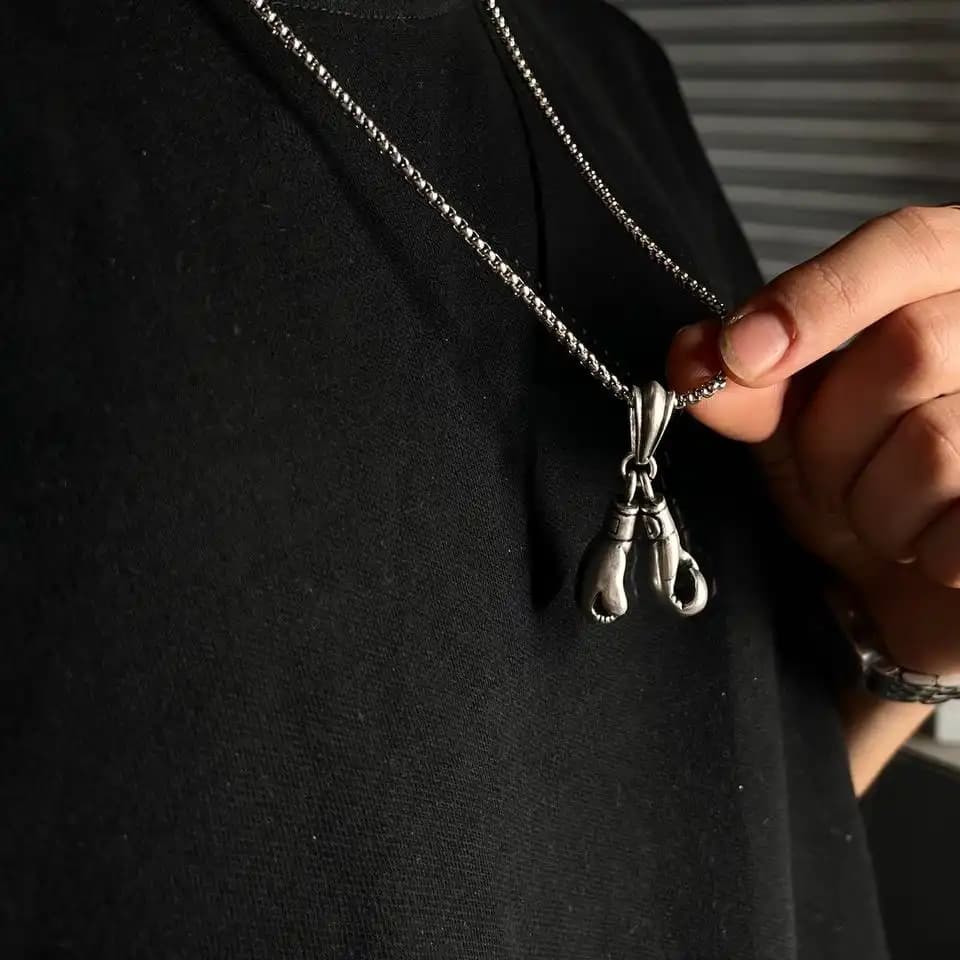 گردنبند آویز یونیسکس (زنانه و مردانه) پلاک یک جفت دستکش بوکس رنگ نقره ای مناسب روزمره و اسپرت استیل عیار 316 ضد حساسیت و رنگ ثابت کد ztk