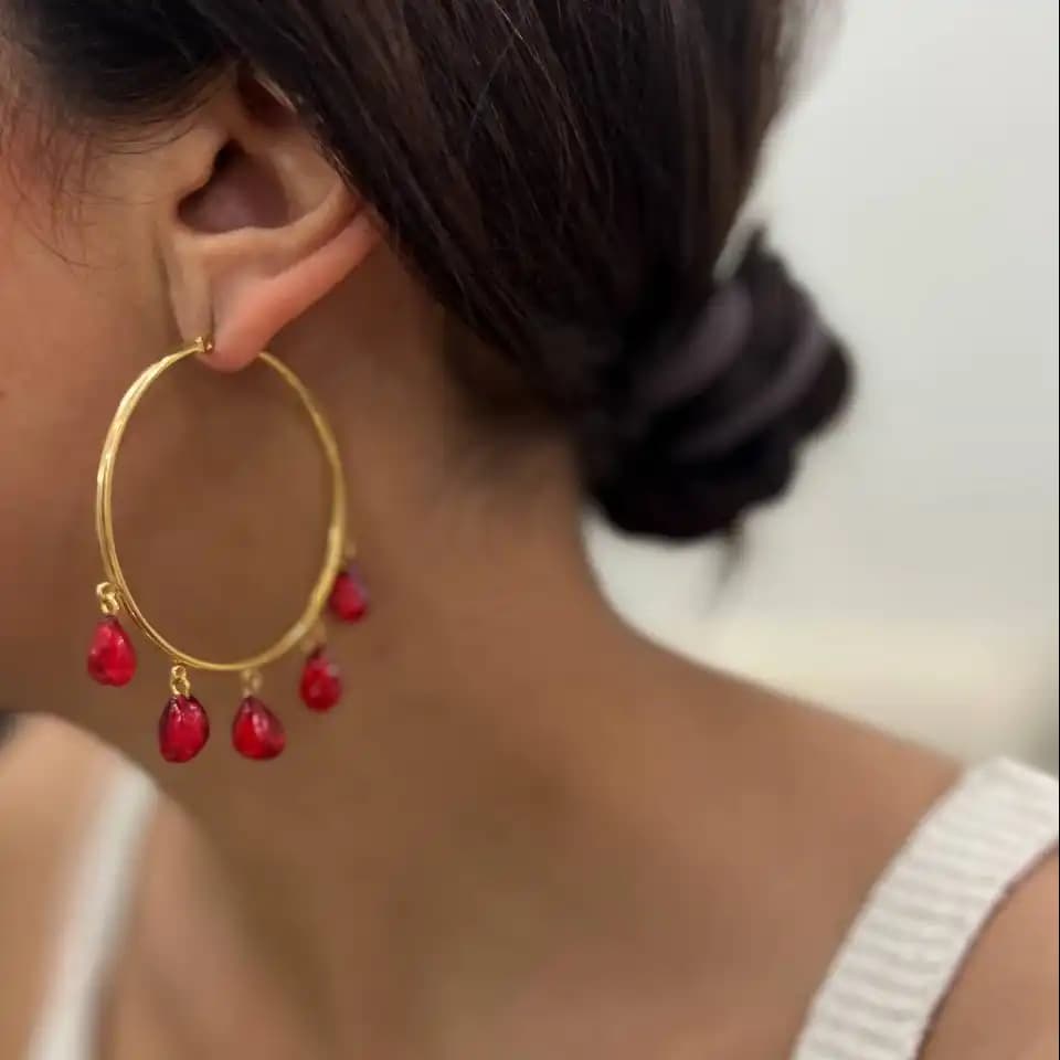 گوشواره حلقه ای بزرگ زنانه طرح یلدایی با آویز دانه انار آبکاری درجه یک نقره با کیفیت بالا رنگ ثابت کد ztj
