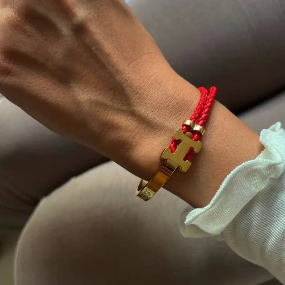 دستبند زنانه طرح هرمس نیمه چرم مصنوعی و نیم آبکاری درجه یک نقره ضد حساسیت رنگ ثابت کد ztj