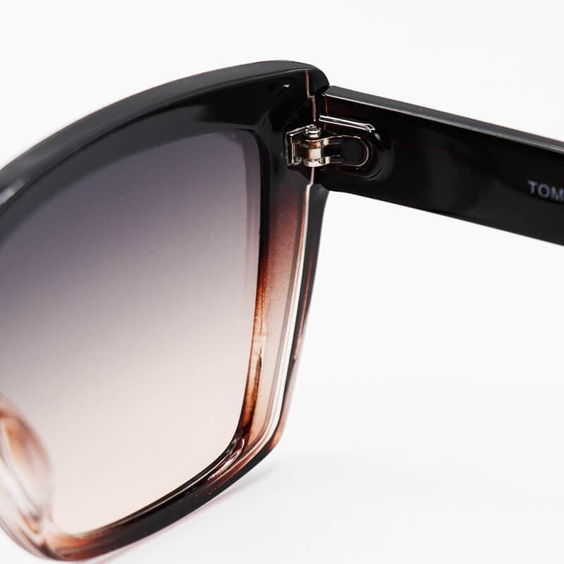 عینک آفتابی گربه ای با فریم قهوه ای رنگ و لنز دودی سایه روشن برند TOM FORD مدل 7275 — تصویر ۴