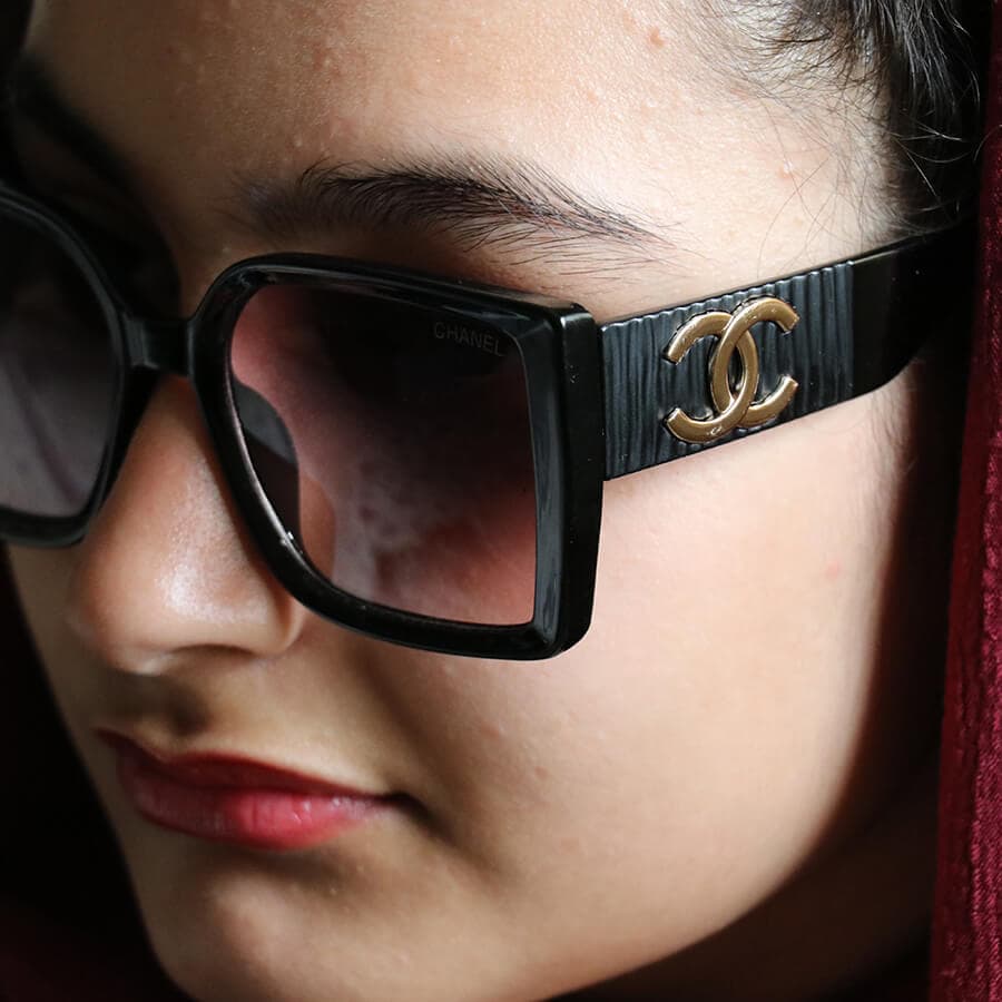 عینک آفتابی زنانه با فریم سفید، مربعی شکل و لنز سایه روشن Chanel مدل 6929 — تصویر ۸