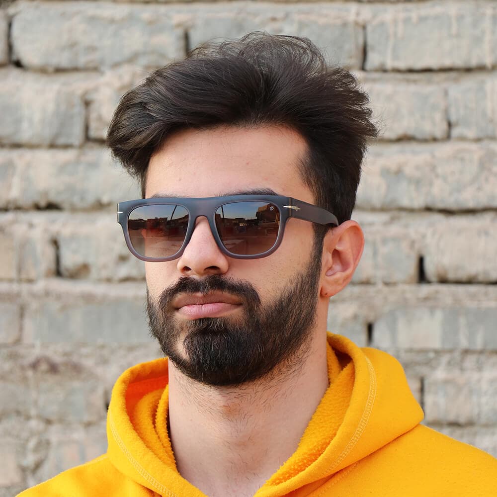 عینک آفتابی دیوید بکهام با فریم سبز رنگ، مربعی شکل و لنز دودی هایلایت مدل UM2436 — تصویر ۲