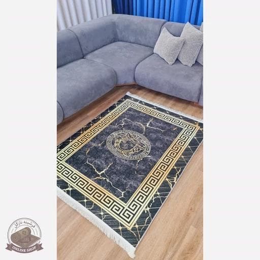 فرش مشکی طلایی طرح ورساچه h481 جنس مخمل تُرک استُپ دار (ضد سر) — تصویر ۶