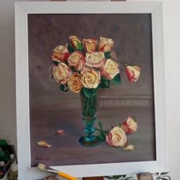 تابلو نقاشی رنگ روغن روی بوم اورژینال طرح گلهای رز در گلدان بلور آبی با قاب سفید پی وی سی با قاب 55 س در 75 س — تصویر ۲