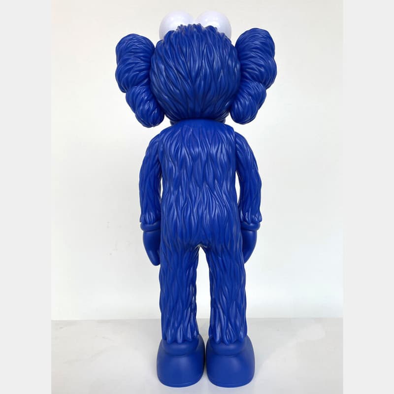 مجسمه کنارسالنی کاوز پشمالو Kaws — تصویر ۳