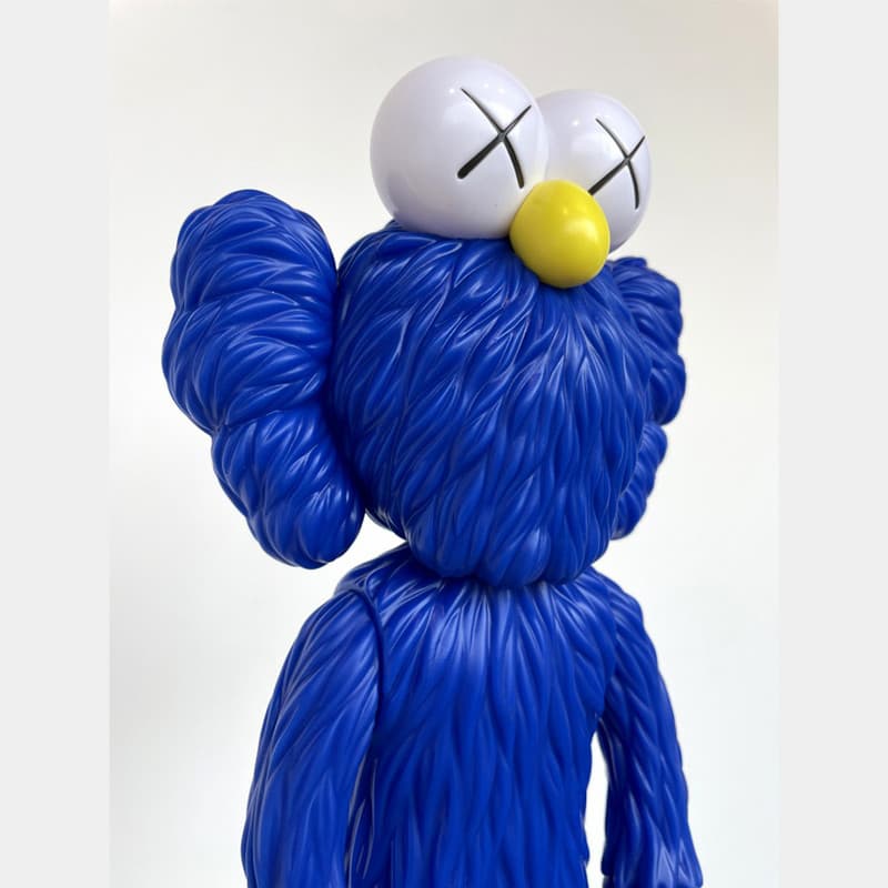 مجسمه کنارسالنی کاوز پشمالو Kaws — تصویر ۲