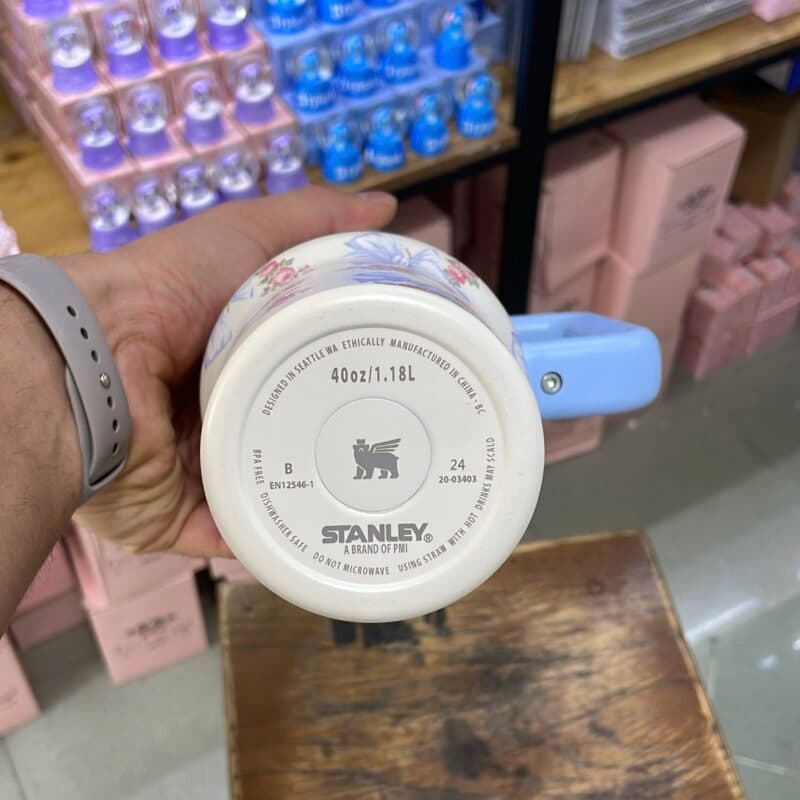 ماگ اورجینال استنلی گلدار آبی پاپیون دار 1.18 لیتر — تصویر ۴