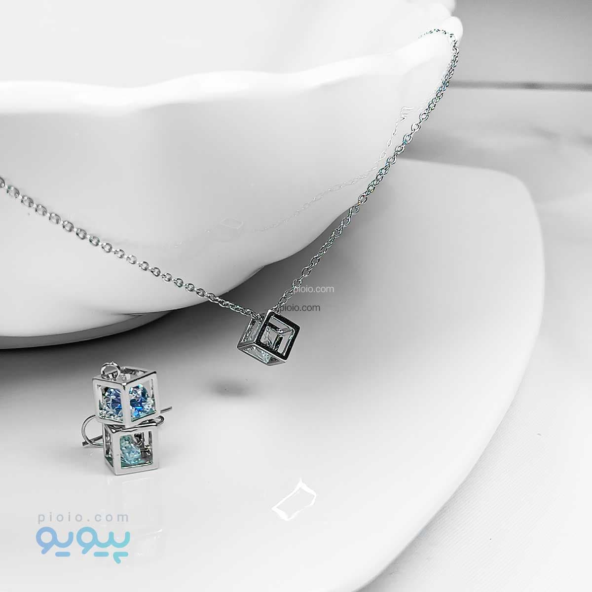 نیم ست گردنبند و گوشواره مکعبی نگین دار — تصویر ۳