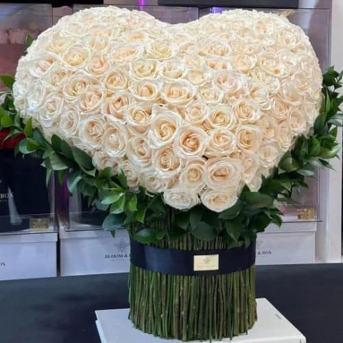 دسته گل رز سفید لاکچری 6012